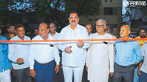 Minister Anil Bhaidas Patil and dignitaries present while inaugurating the passenger and taxi stand.