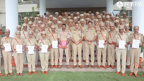 Commissioner of Police Sandeep Karnik, Deputy Commissioner Prashant Bachhao, Assistant Commissioner Sandeep Mitke, etc., along with those who became Deputy Inspectors of Police by promotion in City Commissionerate.