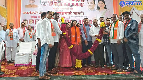 BJP Mahila Aghadi District President Ranjana Patil, District President Amol Javale, Ashok Kandelkar, Nandkishore Mahajan etc.