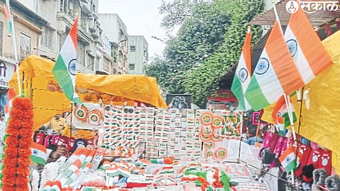 Various patriotic items as well as tricolor flags were sold in the market on the occasion of Independence Day