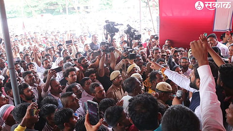 Protesters surround public representatives regarding Pesa Bharti