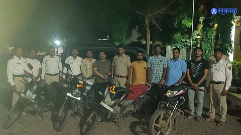 Beed News: महसूल व वाहतूक शाखेची मोठी कारवाई, लोकेशन देणाऱ्या वाहनासह १३ लाखांचा मुद्देमाल जप्त!