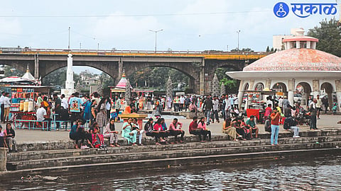 Due to the consecutive holidays, there was a rush of tourists and devotees near the dock on Friday