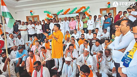 MP Unmesh Patil addressing after the march in the premises of the administrative building. Neighbor officials and farmers.