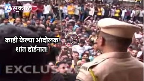 Badlapur Case: आंदोलक काही शांत होईनात! पोलीस अधिकाऱ्यांनी थेट फाशीची प्रक्रियाच सांगितली समाजावून 