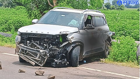 Car damaged in accident near Darkheda fork on Chimthane-Shindkheda road.