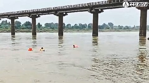 Local fishermen with a rescue team searching for a drowned youth in Tapi river.