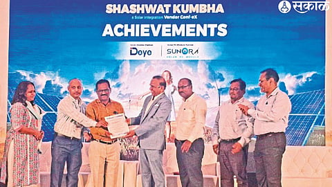 Chief General Manager Dattatraya Bansode, Superintending Engineer Gyandev Padalkar and dignitaries while honoring the engineers of Dwarka sub-division for their excellent performance in Pradhan Mantri Suryaghar free electricity scheme.