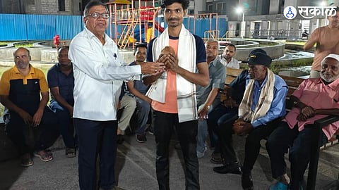 iron worker found 10 thousand rs in clothes he return to owner 