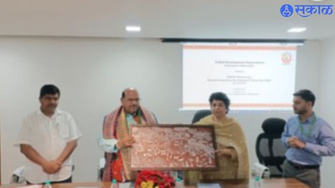 Tribal Development Commissioner Nayana Gunde welcoming National Commission for Scheduled Tribes Chairman Antar Singh Arya in a meeting held at Tribal Development Commissionerate. 