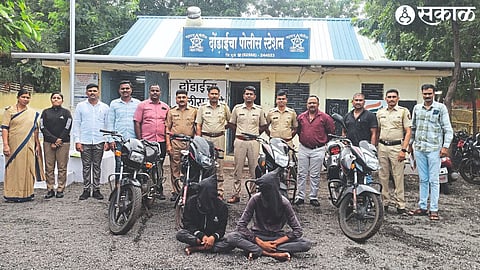 Police Inspector Kishore Kumar Pardeshi, Hemant Raut and staff along with suspected two-wheeler thieves.