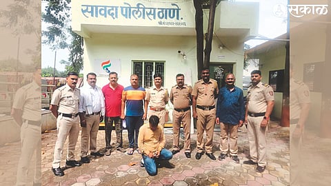 Suspect Jaiprakash Gupta along with Assistant Police Inspector Vishal Patil and police personnel.