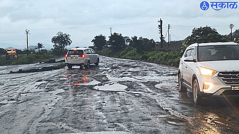 Dilapidated road between Deola and Bhavdbari Ghat on Vinchur Prakash highway.
