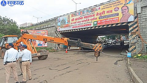Installation of girders in the tunnel is in progress