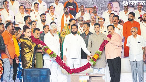 MLA Suhas Kande, Anjum Kande, MP Shrikant Shinde welcoming Chief Minister Eknath Shinde at the inauguration ceremony of Shiv Srishti. Sanjay Nirupam, senior leader Bapusaheb Kawade etc.