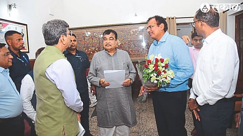 Chairman of the delegation Atul Jain discussing the demands related to highways in the district with Union Minister Nitin Gadkari on behalf of Jalgaon Citizens Manch.