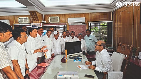 Municipal Commissioner Dr. Uddhav Nimse of the Farmers Action Committee meeting Ashok Karanjkar