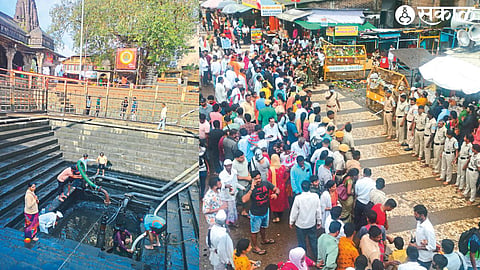 Crowd of devotees for darshan in the temple & cleanliness in Kushavarta shrine.