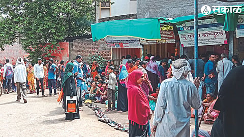 Queues of women in front of Mini Bank for e-KYC and 'update'.
