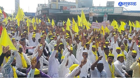 अन्यथा समाज सरकारला खाली खेचल्या शिवाय राहणार नाही असे प्रतिपादन मोहोळ येथील धनगर समाजाचे नेते संजय क्षीरसागर यांनी केले. 