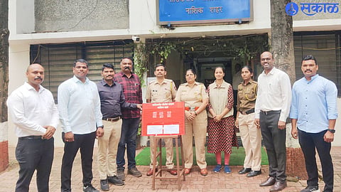 Police Inspectors Badesab Naikwade, Tripti Sonawane, Praveen Suryavanshi, along with Crime Squad personnel along with the jewelery recovered from the suspected woman.