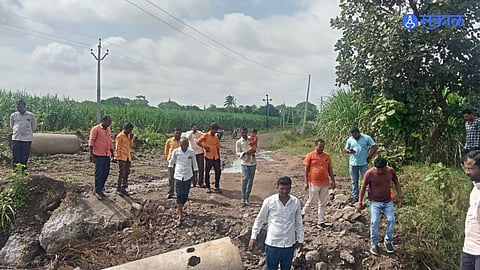 beed Marathwada Traffic on Dhanora Tatborgaon road  closed from 15 days  inconvenience to passengers