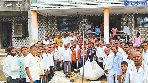 Farmers along with Jibhau Patil, Sarpanch Bandu Bhil, Gram Panchayat members during Kata Puja for cotton purchase.