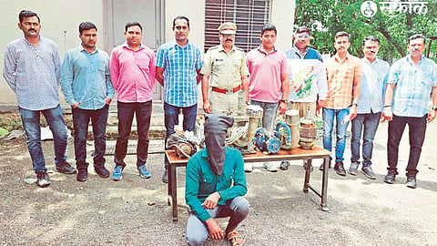 A team of the city police station was present during the interrogation along with the electric car thief.