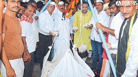 Directors Nayan Gujarathi, Jeevansinh Bias, Sagar Karwa, Nilesh Chaudhary etc. during Kata Pooja in Sriji Jining.