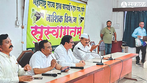 President Kailasrao Bhosale while guiding the complaining farmers regarding the fraud in grape trade at the office of Draksha Bagaitdar Sangh in Ozar.