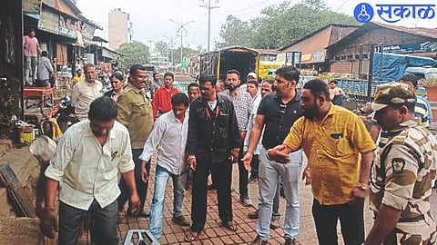 Mayur Patil while removing the encroachment team at Bhangar Bazar and instructing the businessmen.