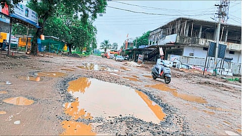 kodamendhi road potholes