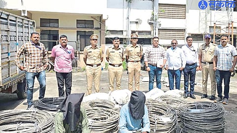 Police officers and teams present during the investigation along with the wire theft gang.