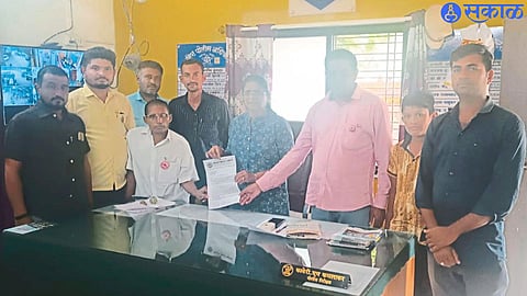 Kiran Gujar Sandeep Patil, Vinod Dhangar, Sham Patil, Sachin Dabhe, Ajit Patil, Kamlesh Patil and other farmers while giving a statement to Assistant Police Inspector Kaveri Kamlakar.