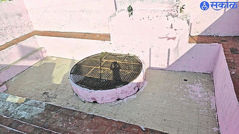 Cleaning and painting of Nagjiri Kunda here for Sri Visarjana.