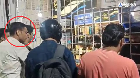 DM bought liquor: दारुची बाटली विकत घ्यायला स्वतः गेले कलेक्टर; दुकानदाराने लावला चुना