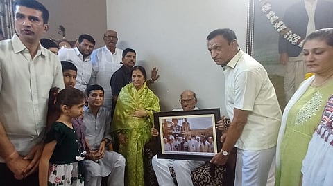 Sharad Pawar : यशवंतराव चव्हाणांसोबतचे 5 दशकापूर्वीचे छायाचित्र पाहून पवारांना झाला आनंद 