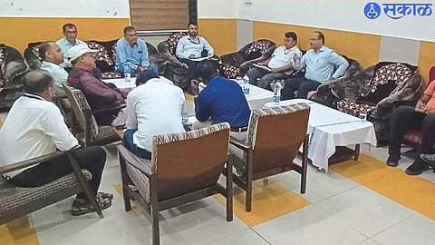 Onion traders of the district present during the meeting held at the railway station.