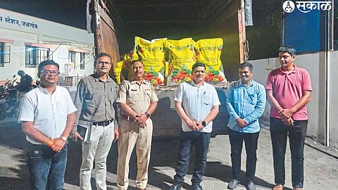 Officials of the Agriculture Department apprehending a fake fertilizer truck.