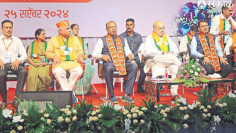 Central Home Minister Amit Shah, Union Minister Raksha Khadse, Revenue Minister Radhakrishna Vikhe Patil, Rural Development Minister Girish Mahajan, 