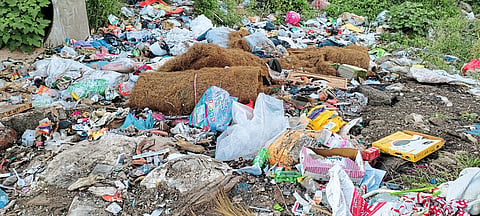 केबलचे काम लवकर करून पदपथ मोकळा करा