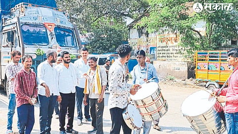 Farmer Sagar Patil took out a procession of a vehicle loaded with bananas from the farm to Gulal Udhalat village.