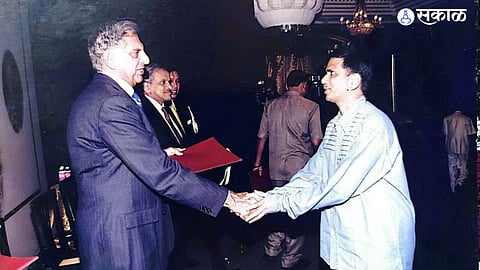 Ratan Tata: आंबेगाव तालुक्यातील अवसरी बुद्रुक चे सुपुत्र हॉटेल ताज मध्ये ४० वर्ष शेफ म्हणून काम केलेले प्रभाकर रोकडे व पद्मविभूषण रतन टाटा 