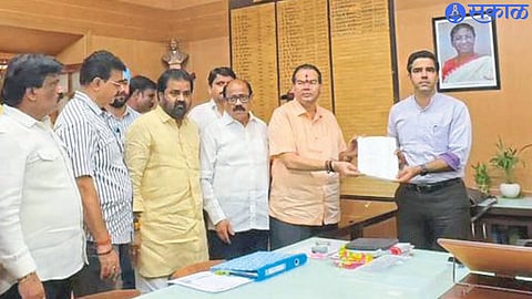 Sunil Bagul, former MLA Vasant Gite, Datta Gaikwad etc. while giving a statement to Collector Jalaj Sharma.