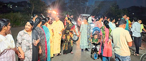 कंदलगाव.सासने कॉलनीतील महिलांचा पाण्यासाठी रास्ता रोको. दुर्गंधीयुक्त पाण्यामुळे महिला संतापल्या.