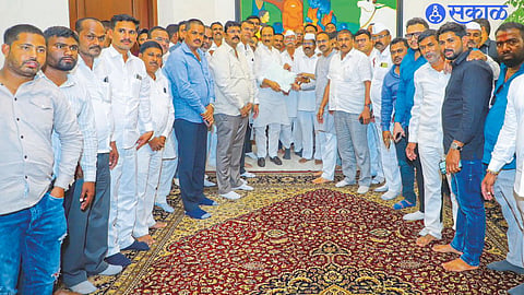 Hiraman Khoskar accepting the AB form from NCP President Ajit Pawar. Neighbors Sandeep Gulve, Uday Jadhav etc.