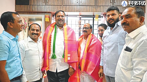 Datta Gaikwad participating in the campaign of Mahavikas Aghadi candidate Ganesh Gite. Neighbors Praveen Shahane, Yogesh Nagre, Dinkar Adhav, Pankaj Gadgil, Ratan Borade.