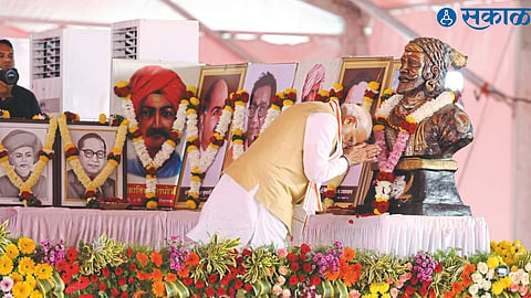 Prime Minister Narendra Modi greeting the men of the nation along with Chhatrapati Shivaji Maharaj on the dais at a meeting held on Friday to promote the candidates of the Mahayuti.