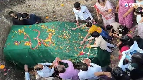 Video: WagonR कारवर थाटामाटात अंत्यसंस्कार; चार लाख रुपये खर्च अन् दीड हजार लोकांना जेवण; कारण जाणून व्हाल थक्क