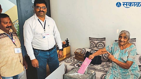 Women above 85 years voting by postal method.